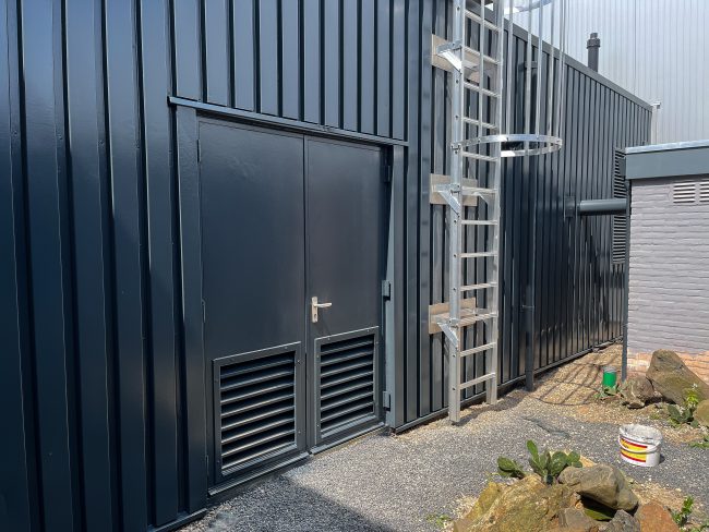 Spuitwerk damwand bedrijfspand